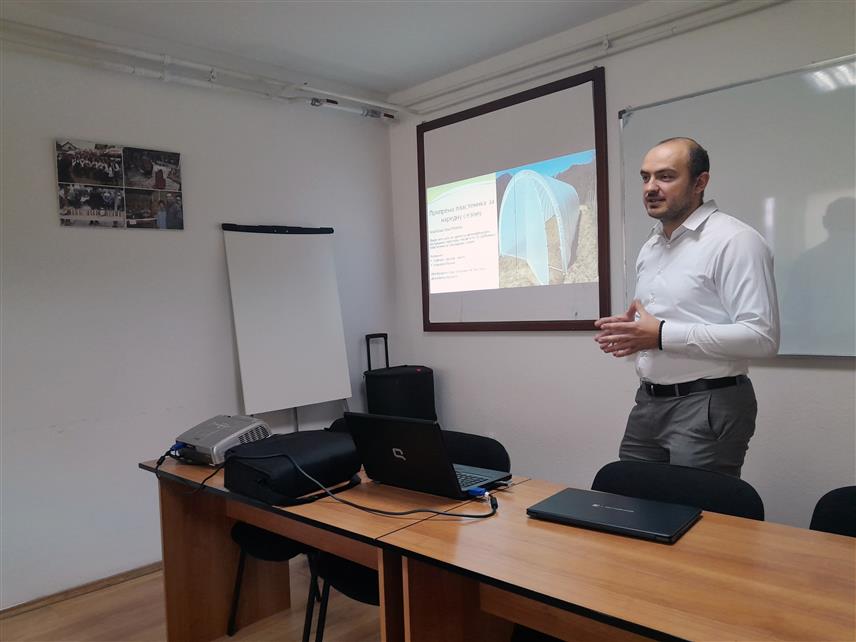 МРКОЊИЋ ГРАД, 19. НОВЕМБРА /СРНА/ - Предавач Рајко Лазендић одржао је данас у Мркоњић Граду у оквиру манифестације "Аранђеловдански вашар" предавање за пољопривредне произвођаче о теми "Припрема пластеника за нови производни циклус".