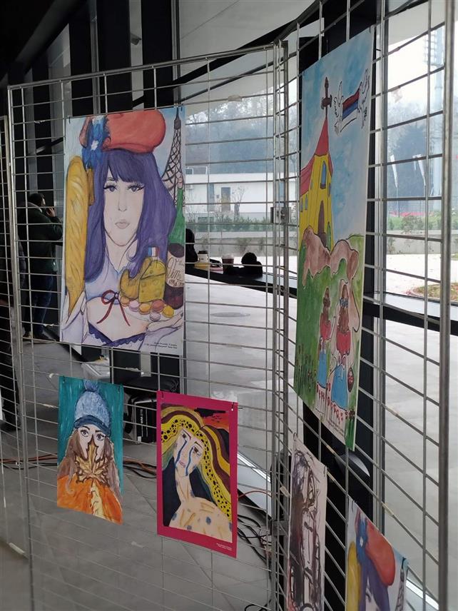 БАЊАЛУКА, 19. НОВЕМБРА /СРНА/ - У Бањалуци је данас промовисан Ђачки календар за 2025. годину који је креиран у сарадњи "Службеног гласника Републике Српске" и Републичког педагошког завода с циљем афирмације и промоције дјечијег стваралаштва и рада најмлађих умјетника Српске.