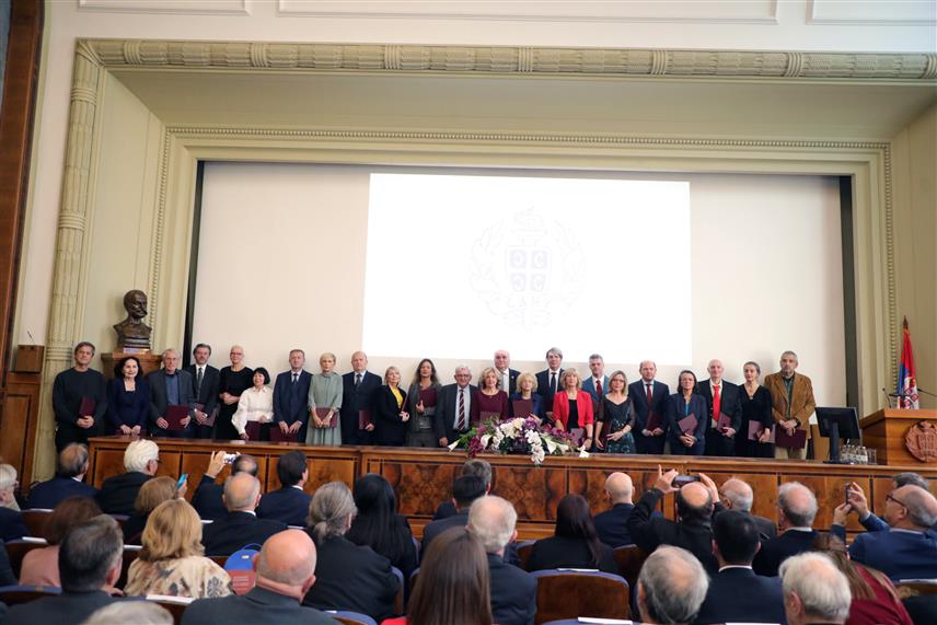 БЕОГРАД, 19. НОВЕМБРА /СРНА/ - Дан Српске академије наука и уметности /САНУ/ обиљежен је данас на свечаности у Београду, на којој су додијељене повеље новим члановима.