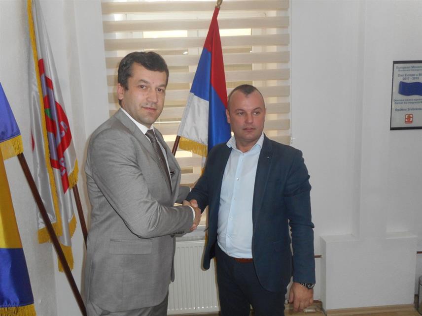 СРЕБРЕНИЦА, 19. НОВЕМБРА /СРНА/ - Новоизабрани начелник општине Сребреница Милош Вучић данас је преузео дужност од досадашње начелника Младена Грујичића.