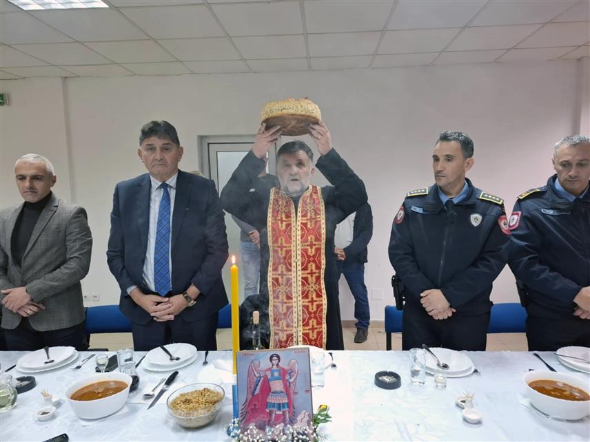 НОВИ ГРАД, 19. НОВЕМБРА /СРНА/ - У Новом Граду данас је код спомен-плоче Полицијске станице положено цвијеће и прислужене свијеће двојици полицијских службеника погинулих у протеклом рату, поводом крсне славе Министарства унутрашњих послова /МУП/ Републике Српске Светог - Аранђеловдана.