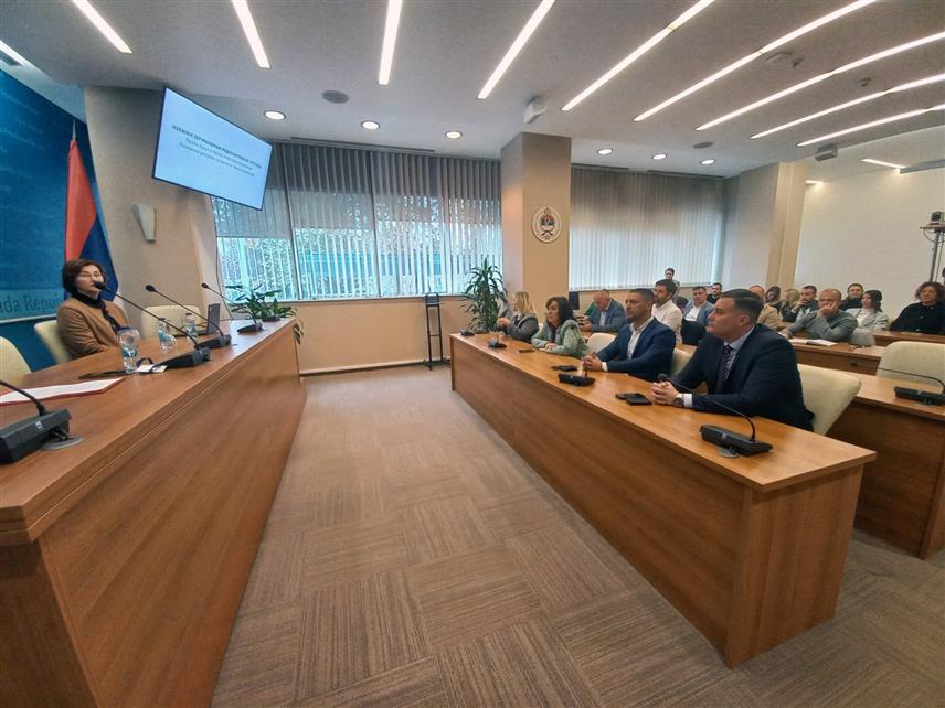 БАЊАЛУКА, 19. НОВЕМБРА /СРНА/ - Намјера Хрватске да изгради одлагалиште за радиоактивни отпад на Трговској гори није прихватљива за локалне заједнице које се налазе у близини јер радиоактивност, уколико није контролисана, доводи до промјена на ДНК нивоу код живих бића и до различитих мутација, упозорила је данас професор пољопривредног факултета Универзитета у Бањалуци Гордана Ђурић.