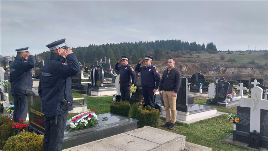 СОКОЛАЦ, 19. НОВЕМБРА /СРНА/ - Припадници Полицијске станице Соколац положили су данас вијенце на Спомен-плочу у Полицијској станици погинулим припадницима МУП-а Републике Српске из ове полицијске станице и на спомен-обиљежја трагично страдалим припадницима МУП-а са подручја ове општине у послијератном периоду.
