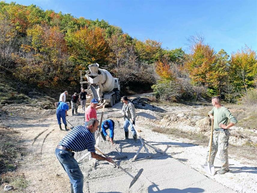 ЉУБИЊЕ, 19. НОВЕМБРА /СРНА/ - У љубињском селу Кртиње бетонирано је 860 метара пута који је до сада вода односила када има снијега и кише, а средства за његову адаптацију обезбиједили су општина Љубиње, мјештани и "Електропривреде Републике Српске".
