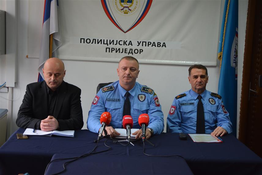 ПРИЈЕДОР, 19. НОВЕМБРА /СРНА/ - Начелник Полицијске управе Приједор Драган Милојица са сарадницима на конференцији за новинаре.