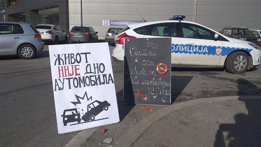 ВЛАСЕНИЦА, 19. НОВЕМБРА /СРНА/ - Ученици Средњошколског центра /СШЦ/ "Милорад Влачић" у Власеници обиљежили су данас Међународни дан сјећања на жртве саобраћајних незгода.