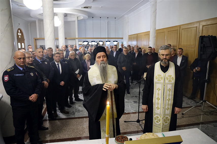 БИЈЕЉИНА, 19. НОВЕМБРА /СРНА/ - Ломљењем славског колача у просторијама Епархијског културног центра у присуству Његовог високопреосвештенства митрополита зворничко-тузланског Фотија, те служењем парастоса и полагањем цвијећа испред Спомен-обиљежја припадницима полиције погинулим у Одбрамбено-отаџбинском рату, Полицијска управа Бијељина обиљежила је данас крсну славу МУП-а – Аранђеловдан.