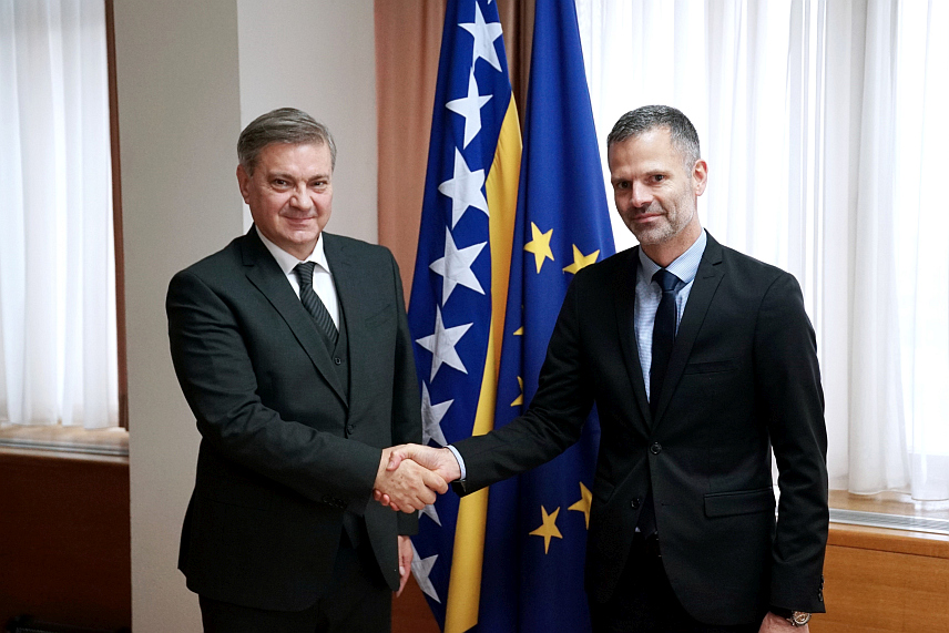 САРАЈЕВО, 19. НОВЕМБРА /СРНА/ - Замјеник предсједавајућег Представничког дома Парламентарне скупштине БиХ Денис Звиздић данас је у одвојеним сусретима у Сарајеву у наступну посјету примио амбасадоре Данске Агеа Сандала Молера и Чешке Јану Лолић Шинделкову, са којима је разговарао о политичкој ситуацији у земљи.