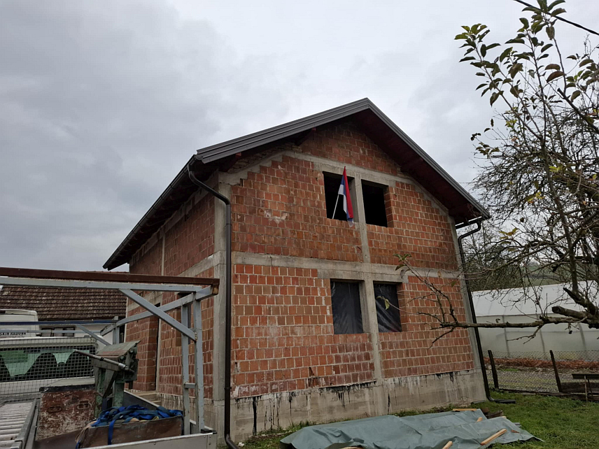 НОВИ ГРАД, 19. НОВЕМБРА /СРНА/ - У Доњим Раканима код Новог Града данас је покривена кућа за петочлану породицу Милана Тојагића, демобилисаног борца Војске Републике Српске.