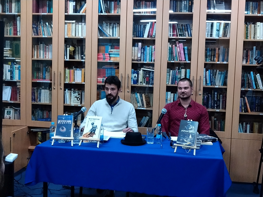 ИСТОЧНО САРАЈЕВО, 19. НОВЕМБРА /СРНА/ - У Матичној библиотеци Источно Сарајево вечерас су промовисани роман "Свјетлост мрака" и збирки поезије "Мозговерзум" и "Међузвјездани медијум", аутора Славише Савића.