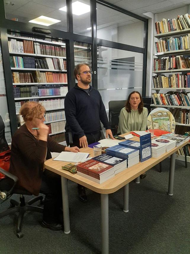 БЕОГРАД/НОВА ПАЗОВА, 19. НОВЕМБРА /СРНА/ - У Библиотеци "Петар Петровић Његош" у Новој Пазови вечерас је отворена изложба "Сјећање у слици" и промовисана књига "Када чекања и неизвјесност успоре ритам живота" које говоре о несталим и погинулим Србима у Хрватској.