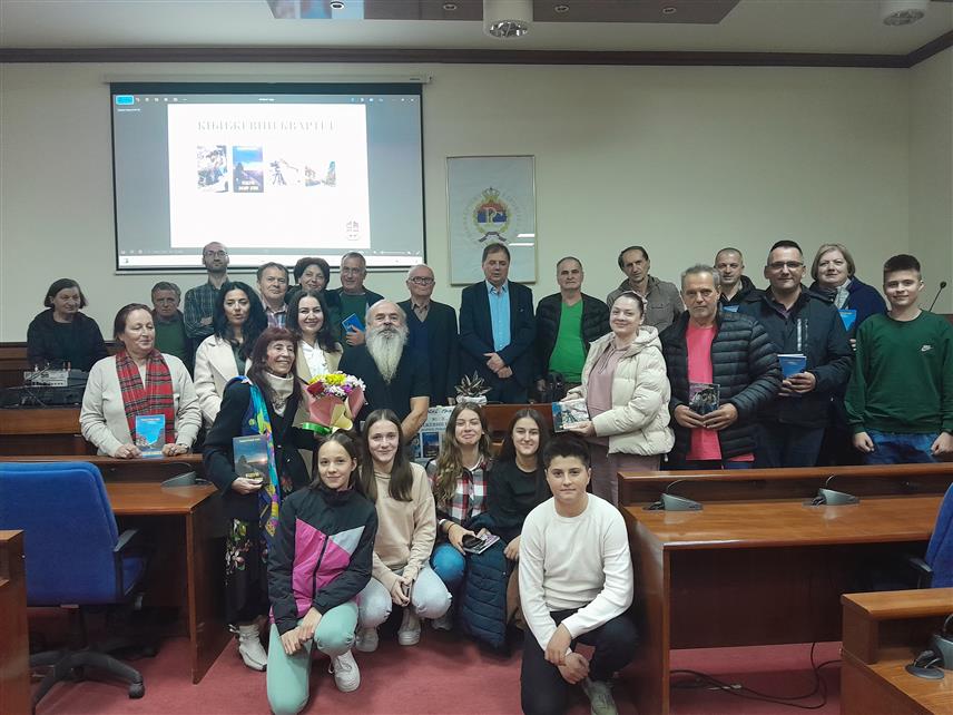 МРКОЊИЋ ГРАД, 19. НОВЕМБРА /СРНА/ - Пјесникиња Марија Рожић Лири представила је вечерас у Мркоњић Граду четири књиге - "Чари љубави", "Најјачи додир душе“, "Перо као оружје" и "Моји путописи".