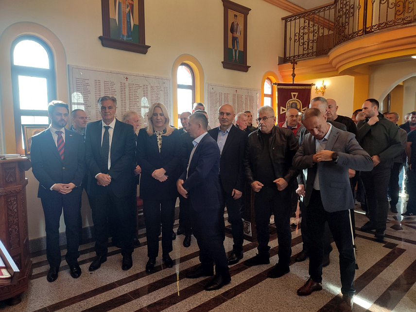 БАЊАЛУКА, 1. НОВЕМБРА /СРНА/ - У Спомен-цркви Светог архангела Михаила у Залужанима парастосу за 13 погинулих припадника Шестог одреда Специјалне бригаде полиције присуствују српски члан Предсједништва БиХ Жељка Цвијановић, предсједник Народне скупштине Републике Српске Ненад Стевандић, изасланик предсједника Републике Српске Марко Ромић, министар унутрашњих послова Српске Синиша Каран, директор Полиције Српске Синиша Кострећевић..