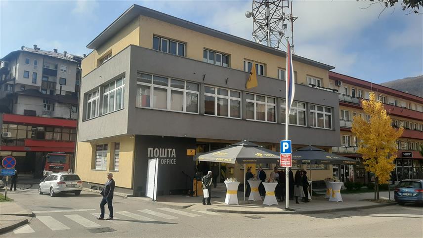 ФОЧА, 1. НОВЕМБРА /СРНА/ - У главном објекту поште у оквиру Радне јединице за поштански саобраћај Фоча реновирана је комплетна унутрашњост и шалтер-сале, за шта је предузеће "Поште Српске" уложило скоро 200.000 KM.