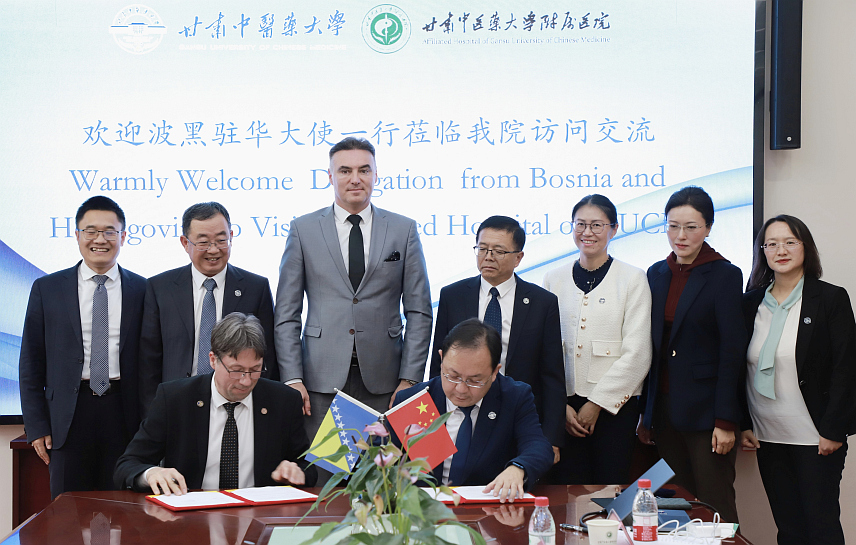 ПЕКИНГ, 1. НОВЕМБРА /СРНА/ - Декан Универзитета у Источном Сарајеву Дејан Бокоњић током посјете престижним универзитетима у Кини потписао је споразум са Универзитетом Гансу за традиоционалну кинеску медицину, те договорио текстове споразума са Универзитетом Ланџоу.