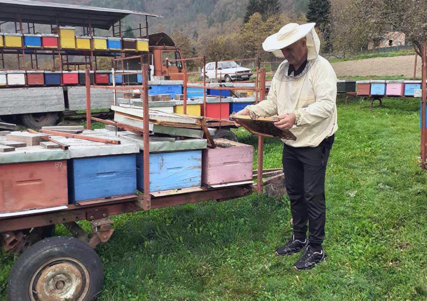 ФОЧА, 1. НОВЕМБРА /СРНА/ - Фочак Јован Ивановић пчеларењем се бави већ шест деценија, а то вишеструко корисно занимање наслиједио је од оца и дједа, па се може рећи да је сакупљање меда традиција ове породице.	
