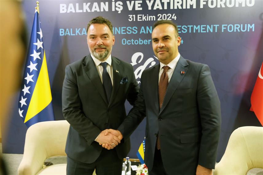 ЈЕДРЕНЕ, 1. НОВЕМБРА /СРНА/ - Министар спољне трговине и економских односа у Савјету министара Сташа Кошарац рекао је да је са министром индустрије и технологије Турске Мехметом Фатихом Кациром разговарао данас о унапређењу односа и да је охрабрен чињеницом да је турска страна изразила спремност за инвестирање у постојеће, као и планиране слободне зоне, са фокусом на Градишку, Бијељину и Требиње.