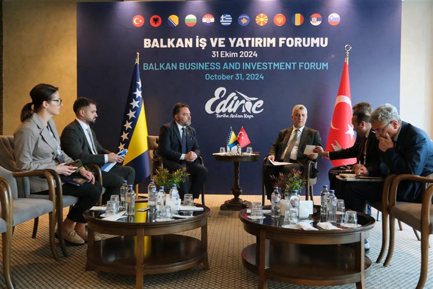 ЈЕДРЕНЕ, 1. НОВЕМБРА /СРНА/ - Турска је важан партнер БиХ, а Уговор о слободној трговини одличан је оквир за даљи развој укупних економских односа, изјавио је данас министар спољне трговине и економских односа у Савјету министара Сташа Кошарац, након сусрета са министром трговине Турске Омером Болатом, на маргини Балканског пословног инвестиционог форума у Једрену.