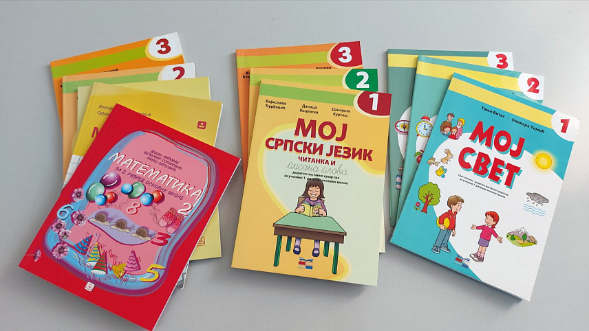 СОКОЛАЦ, 1. НОВЕМБРА /СРНА/ - Удружење "Романија" са сједиштем у Београду уручило је данас Основној школи "Соколац" десет уџбеника који се не могу набавити у Републици Српској, за дјецу која раде по прилагођеном програму, рекао је Срни директор ове образовне установе Ђорђе Рајић.