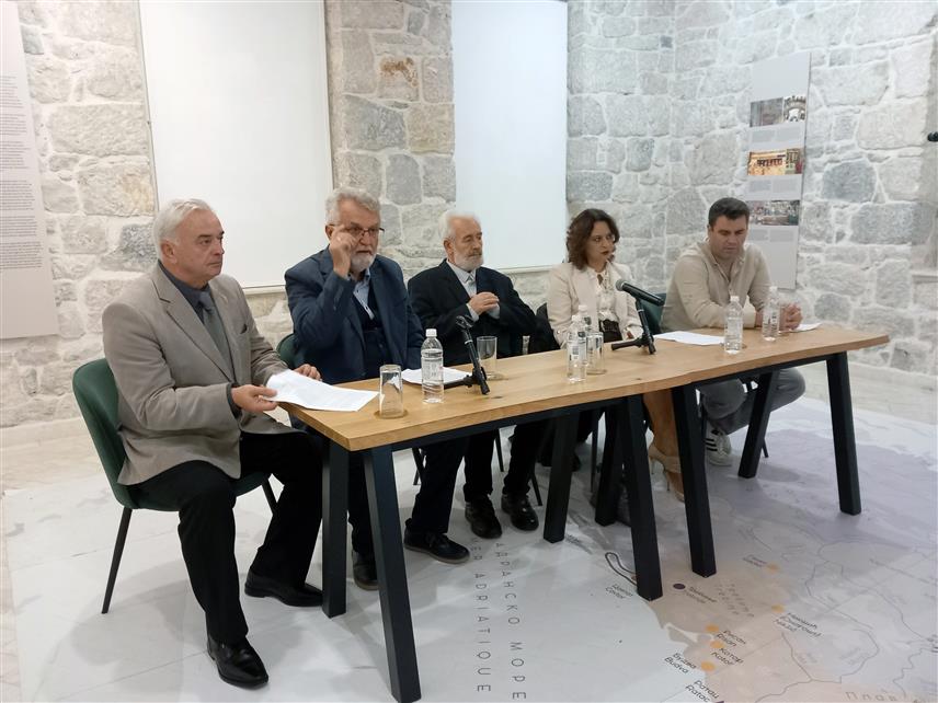 ТРЕБИЊЕ, 1. НОВЕМБРА /СРНА/ - У Музеју Херцеговине вечерас је, у оквиру манифестације "Дучићеве вечери поезије", приређен програм посвећен вијеку од смрти пјесника Алексе Шантића "И јеца звоно боно", на коме је било ријечи о великану српске поезије, али и о односу Шантића и Јована Дучића.