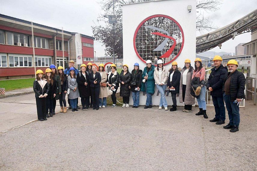 ЗВОРНИК, 20. НОВЕМБРА /СРНА/ - Студенти Природно-математичког факултета и ученици Средње електротехничке школе "Никола Тесла" из Бањалуке, заједно са својим професорима, посјетили су зворничку компанију "Алумина".