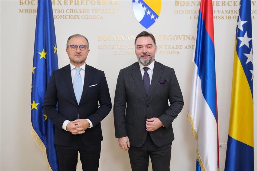 САРАЈЕВО, 20. НОВЕМБРА /СРНА/ - Замјеник предсједавајуће Савјета министара Сташа Кошарац на састанку са шефом Делегације ЕУ у БиХ Луиђијем Сореком.