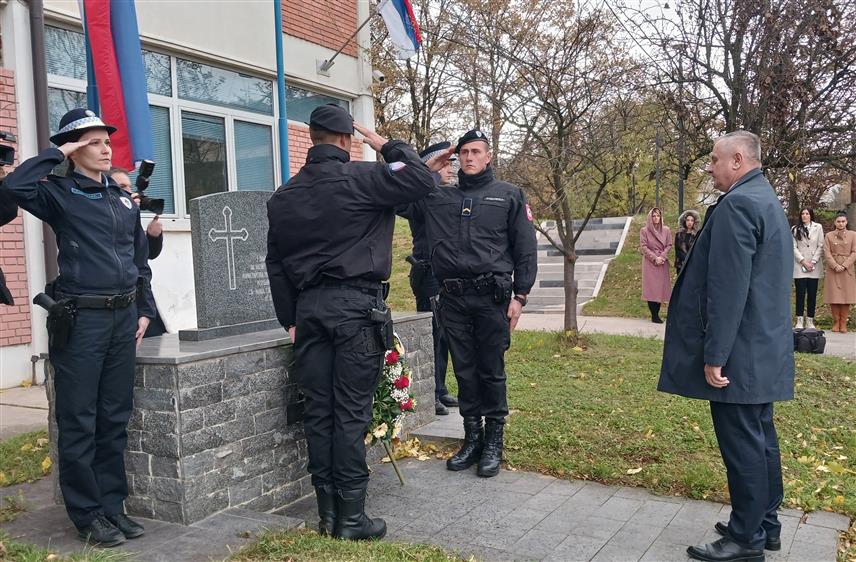 ИСТОЧНО САРАЈЕВО, 20. НОВЕМБРА /СРНА/ - Премијер Српске Радован Вишковић у Источном Новом Сарајеву на полагању вијенца код спомен-обиљежја погинулим припадницима Полицијске управе Источно Сарајево, поводом крсне славе МУП-а - Аранђеловдана.
