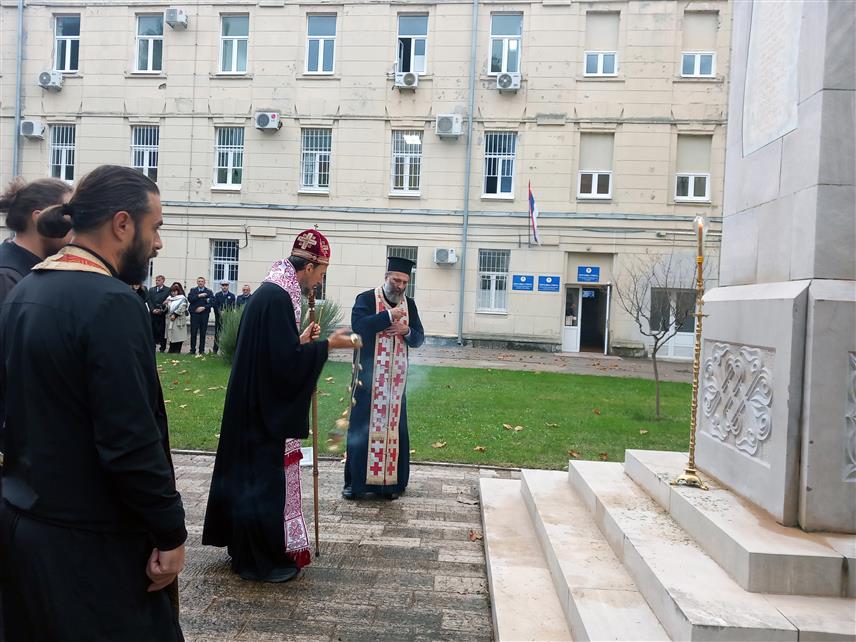 ТРЕБИЊЕ, 20. НОВЕМБРА /СРНА/ - Његово високопреосвештенство митрополит захумско-херцеговачки и приморски Димитрије служио је у Цркви Светог цара Лазара у Требињу помен погинулим припадницима требињске Полицијске управе у Одбрамбено-отаџбинском рату, поводом крсне славе Министарства унутрашњих послова Републике Српске - Аранђеловдана.