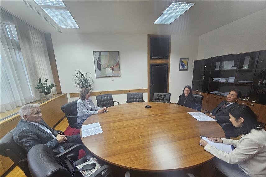 САРАЈЕВО, 20. НОВЕМБРА /СРНА/ - Замјеник предсједавајућег Дома народа Парламентарне скупштине БиХ Никола Шпирић захвалио је амбасадору Јапана у БиХ Масамију Кинефучију, током опроштајне посјете, за допринос Јапана у обнови и реконструкцији, као и изградњи модерног демократског друштва у износу који Јапан чини другим највећим донатором у БиХ.