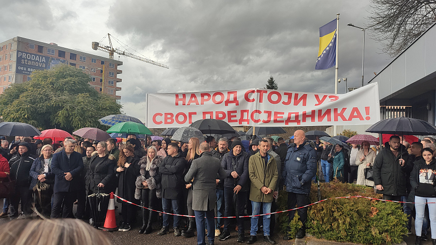 САРАЈЕВО, 20. НОВЕМБРА /СРНА/ - Више стотина грађана из свих дијелова Републике Српске окупио се и данас пред зградом Суда БиХ у Сарајеву да пружи подршку предсједнику Републике Милораду Додику и вршиоцу дужности директора "Службеног гласника" Милошу Лукићу, пред ново рочиште у поступку који се против њих води због "непоштовања одлука Кристијана Шмита".