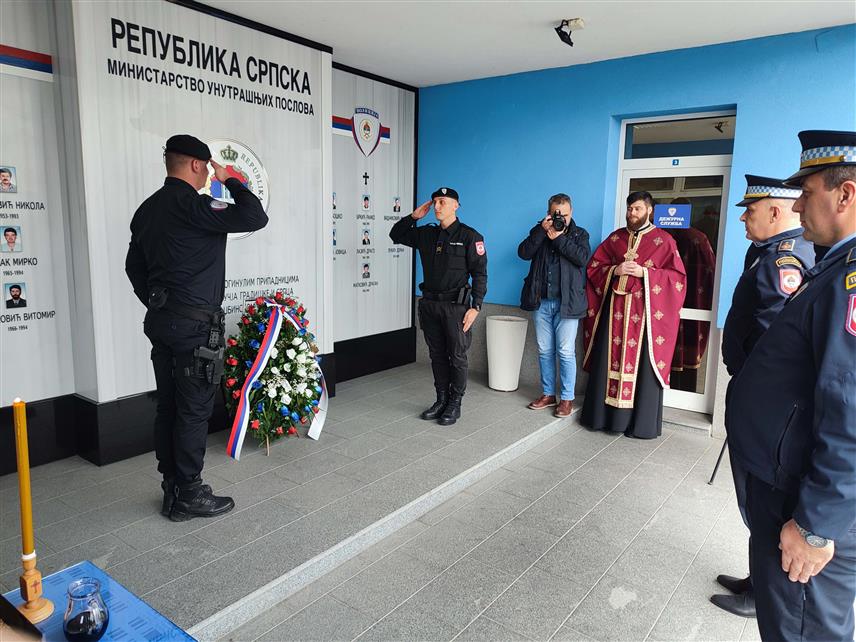 ГРАДИШКА, 20. НОВЕМБРА /СРНА/ - За 15 погинулих припадника Полицијске управе Градишка у Одбрамбено-отаџбинском рату данас је сужен помен поводом славе Министарства унутрашњих послова Републике Српске - Аранђеловдана.