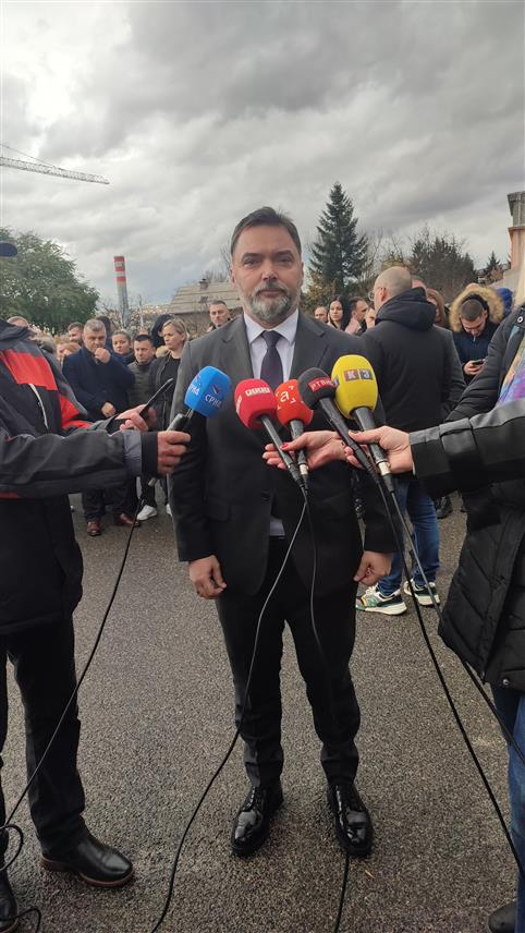 САРАЈЕВО, 20. НОВЕМБРА /СРНА/ - Замјеник предсједавајуће Савјета министара Сташа Кошарац изјавио је уочи рочишта предсједнику Републике Српске Милораду Додику и вршиоцу дужности директора "Службеног гласника" Милошу Лукићу у Суду БиХ да би једино исправно било да се донесе ослобађајућа пресуда или прекине овај сраман судски процес.