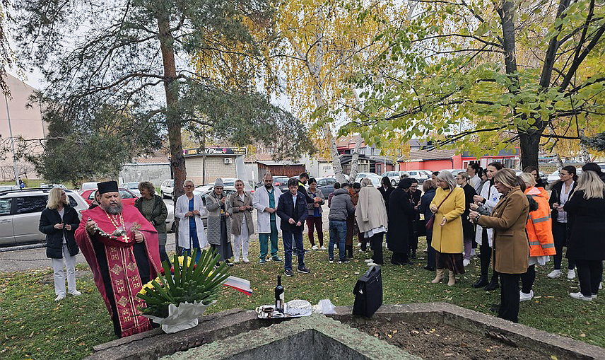 УГЉЕВИК, 20. НОВЕМБРА /СРНА/ - У Дому здравља у Угљевику данас је служен помен за 28 преминулих радника ове здравствене установе, међу којима су два погинула борца Војске Републике Српске и двије цивилне жртва рата, поводом крсне славе Дома здравља - Аранђеловдана.