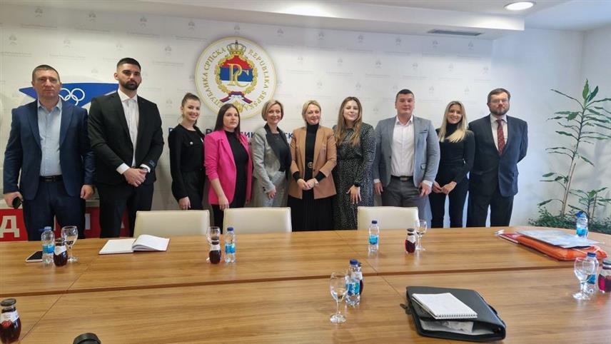 БАЊАЛУКА, 20. НОВЕМБРА /СРНА/ - Министар породице, омладине и спорта Републике Српске Селма Чабрић је данас разговарала са представником руске Федералне агенције за питања младих Александром Пановом, савјетником за научну, културну и образовну сарадњу у Амбасади Русије Јуријем Пичугином и руководством Омладинског савјета Републике Српске о сарадњи у области омладинског рада.