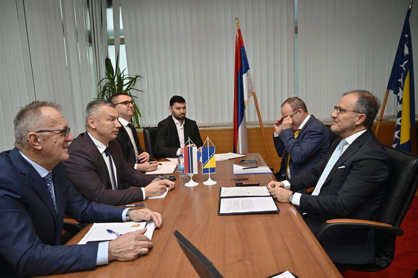 САРАЈЕВО, 20. НОВЕМБРА /СРНА/ - Шеф Делегације ЕУ у БиХ Луиђи Сорека на састанку са министром безбједности у Савјету министара Ненадом Нешићем.