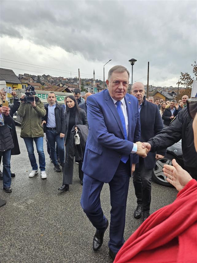 САРАЈЕВО, 20. НОВЕМБРА /СРНА/ - Предсједник Републике Милорад Додик стигао је у Суд БиХ у Сарајеву, гдје је заказан нови претрес због "непоштовања одлука" Кристијана Шмита, а огроман број грађана дочекао га је уз пјесму "Најјачи смо, најјачи" и узвике "Миле, Миле!".