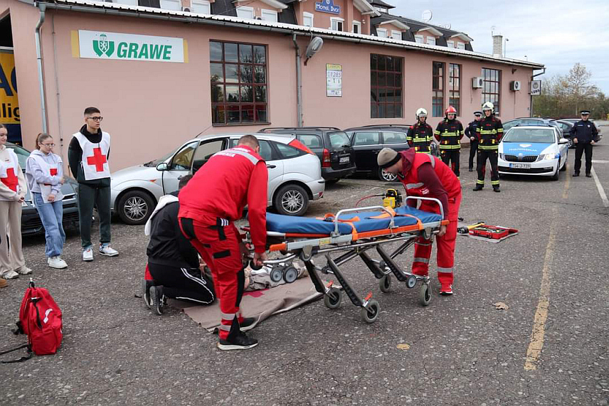 ДЕРВЕНТА, 20. НОВЕМБРА /СРНА/ - Симулацијом саобраћајне несреће у кругу Ауто-мото друштва /АМД/ Дервента данас је у том граду обиљежен Свјетски дан сјећања на жртве саобраћајних несрећа.