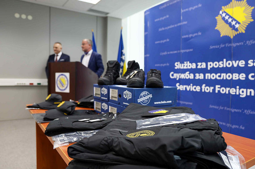 САРАЈЕВО, 20. НОВЕМБРА /СРНА/ - Служба за послове са странцима озваничила је реализацију значајног пројекта набавке нових униформи, захваљујући финансијској подршци ЕУ и Међународној организацијој за миграције која је спровела пројекат.