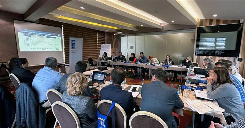 САРАЈЕВО, 20. НОВЕМБРА /СРНА / - Стратешки оквир за смањење емисије штетних гасова и прилагођавање климатским промјенама разматран је на радионици на Јахорини с циљем унапређења процеса извјештавања о климатским промјенама и подршке БиХ у испуњавању међународних обавеза, саопштено је Развојног програма УН /УНДП/.