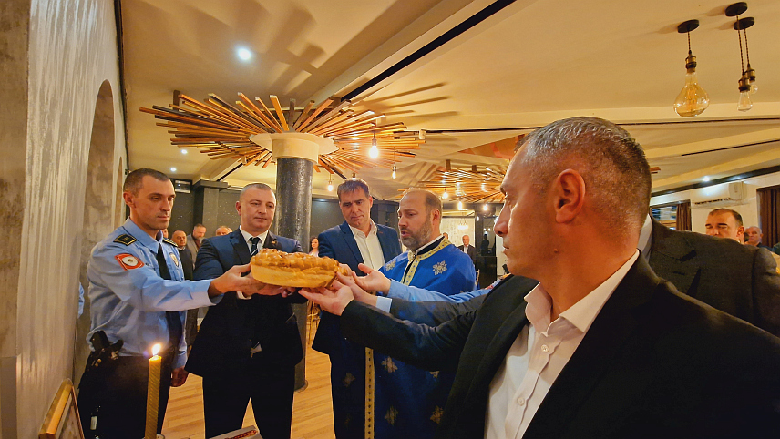 ПРИЈЕДОР, 20. НОВЕМБРА /СРНА/ - У просторијама Полицијске управе Приједор данас су положени вијенци и прислужене свијеће код спомен-обиљежја погинулим припадницима Министарства унутрашњих послова /МУП/ Републике Српске, поводом Аранђеловдана, крсне славе МУП-а.