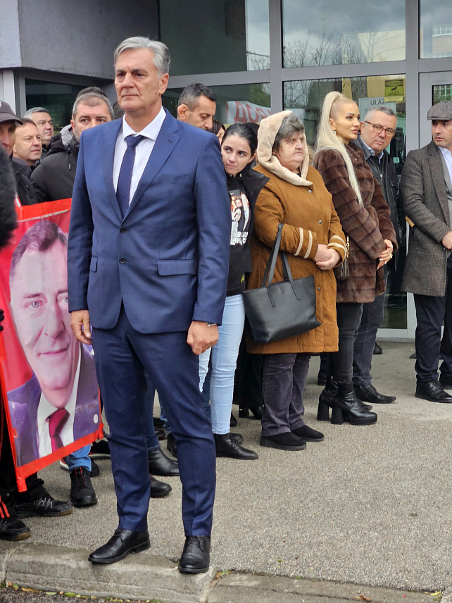 САРАЈЕВО, 20. НОВЕМБРА /СРНА/ - Професор уставног права Синиша Каран испред Суда БиХ.