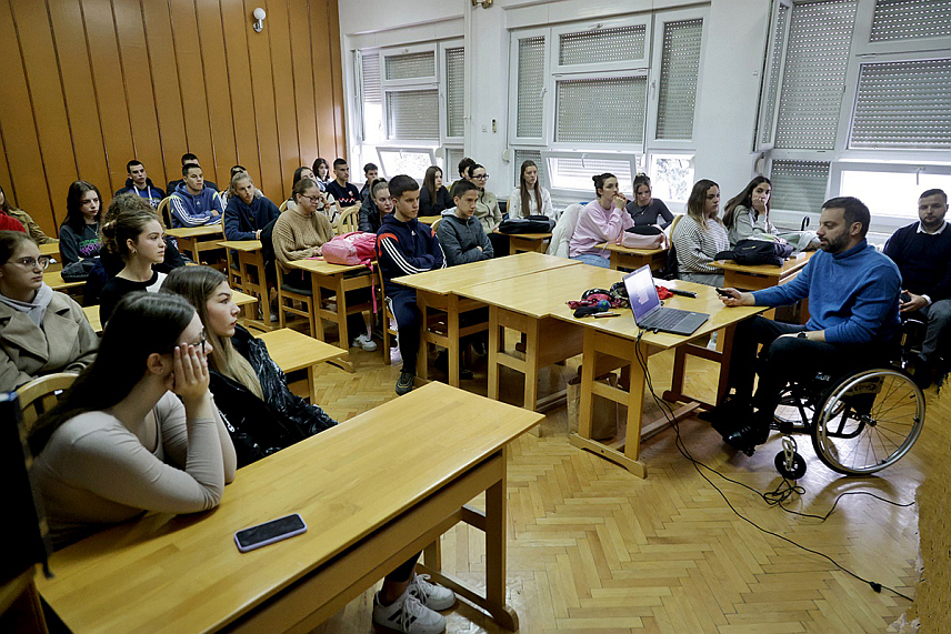 ТРЕБИЊЕ, 20. НОВЕМБРА /СРНА/ - У библиотеци Гимназије "Јован Дучић" у Требињу данас је одржана презентација о посљедицама ризичног понашања у саобраћају у оквиру пројекта "Kад се живот преокрене", с циљем да се свим средњошколцима који су на прагу полагања возачког испита скрене пажња на опасности којима су изложени у саобраћају.