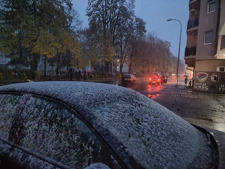 БАЊАЛУКА, 20. НОВЕМБРА /СРНА/ - У Бањалуци је данас пао први снијег, који је дошао након јачег вјетра и кише.
