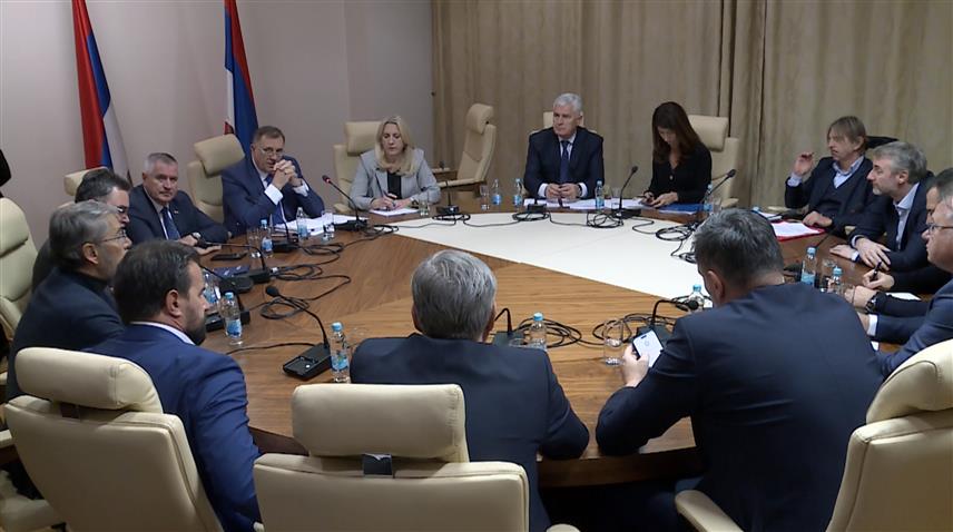 ИСТОЧНО САРАЈЕВО, 20. НОВЕМБРА /СРНА/ - Лидери странака партнера у власти на нивоу БиХ састали су се данас у Источном Сарајеву. Састанку присуствују лидери СНСД-а Милорад Додик, ХДЗ-а БиХ Драган Човић, те странака "тројке" СДП-a БиХ Нермин Никшић, Народа и правде Елмедин Конаковић и Наше странке Един Форто.	

