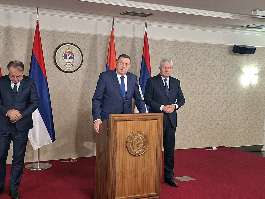 ИСТОЧНО САРАЈЕВО, 20. НОВЕМБРА /СРНА/ - Предсједник СНСД-а Милорад Додик, предсједник ХДЗ-а БиХ Драган Човић и предсједник СДП-a БиХ Нермин Никшић, на конференцији за новинанре након састанка лидери странака партнера у власти на нивоу БиХ.