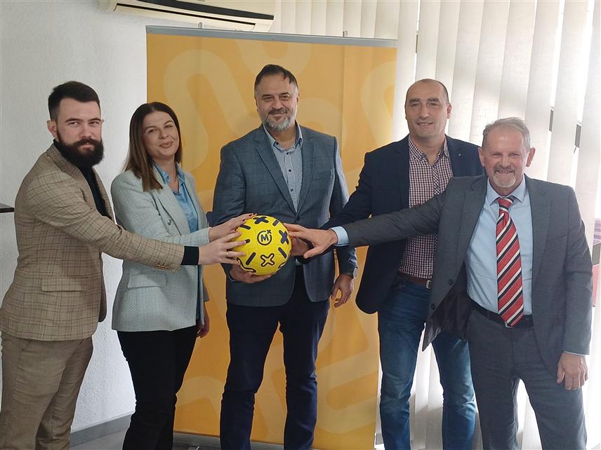 ДЕРВЕНTА, 20. НОВЕМБРА /СРНА/ - Руководилац турнира Дејан Плиснић, градоначелник Дервенте Игор Жунић и менаџер корпоративних комуникација у компанији "Моцарт" Марија Раниловић на конференцији за новинаре поводом турнира у футсалу који ће се од 11. до 29. децембра одржати у Дервенти.