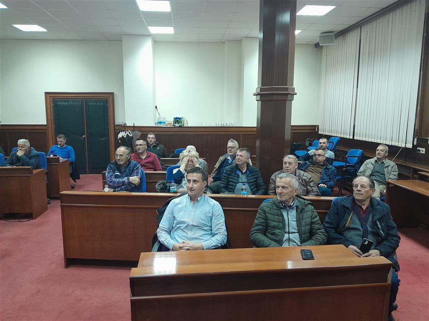 МРКОЊИЋ ГРАД, 20. НОВЕМБРА /СРНА/ - У Мркоњић Граду је и ове године у оквиру "Аранђеловданског вашара" организован Дан меда, када је предавање за пчеларе о теми "Како увећати пчелињак из сопствених ресурса" одржао Ђоко Зечевић из Савеза пчелара Србије.