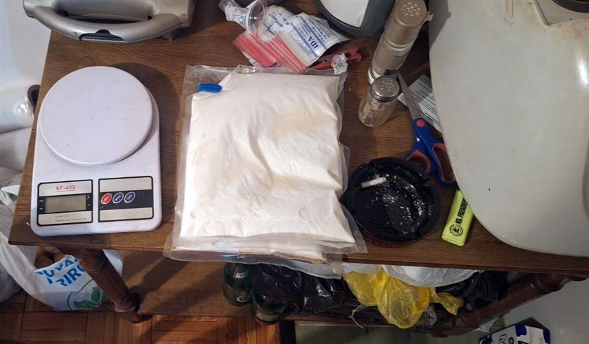 САРАЈЕВО, 20. НОВЕМБРА /СРНА/ - Полиција Кантона Сарајево ухапсила је три лица због неовлаштеног промета дроге и недозвољеног држања оружја и експлозивних средстава, а током претреса објеката на подручју општине Нови Град заплијењени су дрога и оружје.