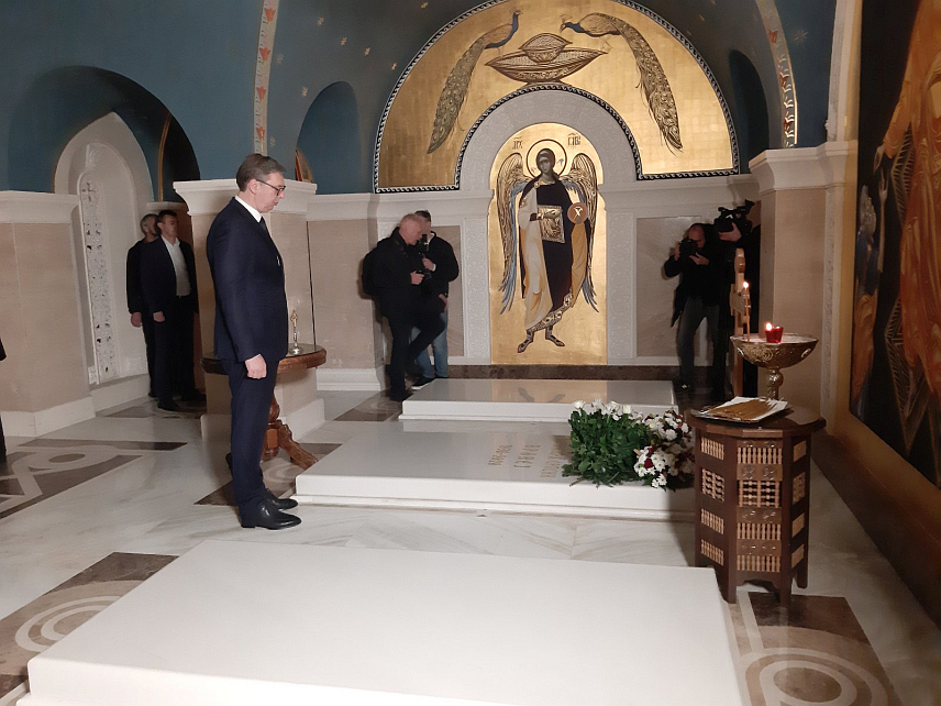 БЕОГРАД, 20. НОВЕМБРА /СРНА/ - Почаст патријарху Иринеју на његовом гробном мјесту у крипти Храма одао је предсједник Србије Александар Вучић.