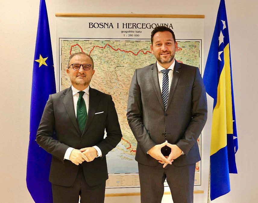 БАЊАЛУКА, 20. НОВЕМБРА /СРНА/ - Директор Агенције за идентификационе документе, евиденцију и размјену података БиХ Алмир Бадњевић и шеф Делегације ЕУ у БиХ Луиђи Сорек.